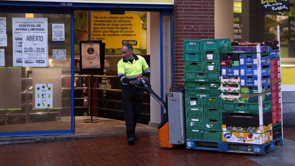 Los ‘héroes’ que hoy salvan el país pagarán mañana los platos rotos de la crisis
